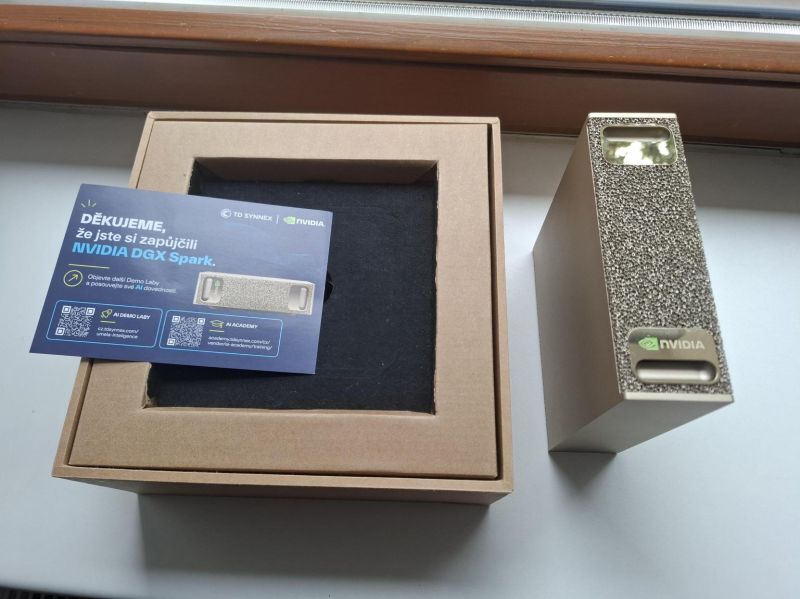 NVIDIA DGX Spark vedle přepravního obalu a materiálu TD SYNNEX